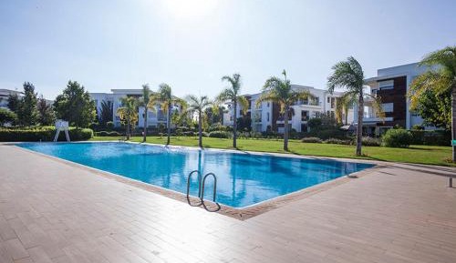 Apartment with Pool View 