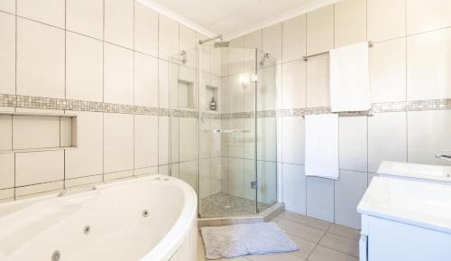 Queen Room with Spa Bath