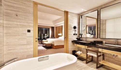 Deluxe King Suite - Lounge Access