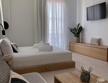 Deluxe Studio with Balcony 