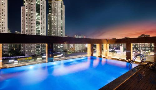 [Summer PKG for 2] Deluxe Double Room with Breakfast and Swimming Pool Ticket for 1 Time Use