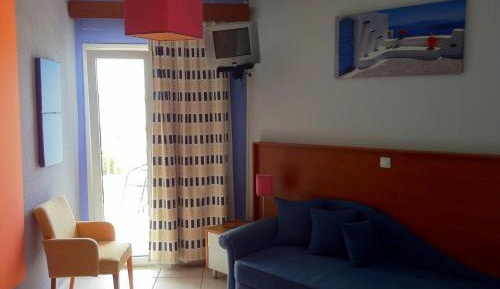 One-Bedroom Apartment with Side Sea View