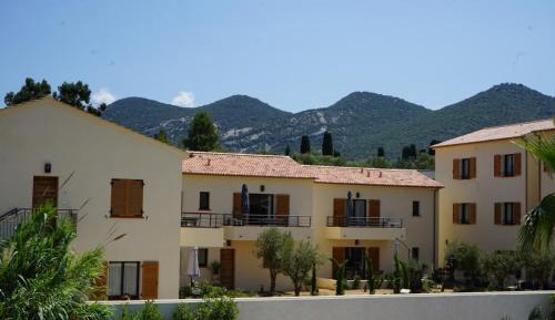 One-Bedroom Apartment with Garden View