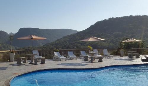 Queen Suite with Pool View