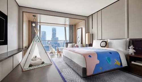 Family Room with King Bed and River View