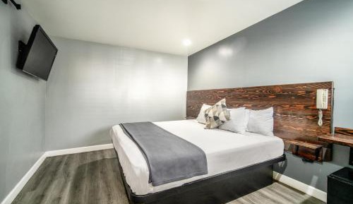 Deluxe Queen Room
