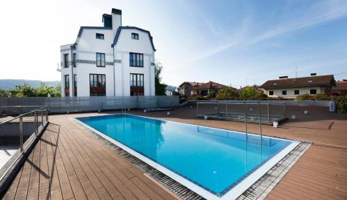 Apartment with Pool View 