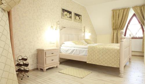 Deluxe Room (2 Adults + 1 Child)