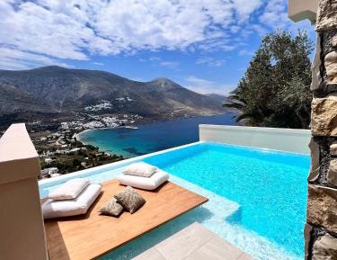 Deluxe with Cave Pool