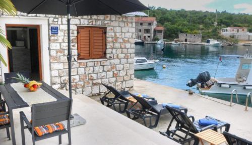 One Bedroom Apartment with Shared Terrace
