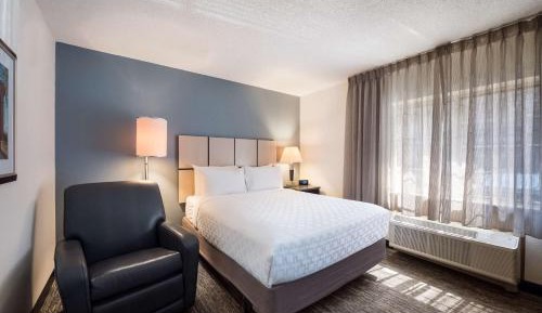 One-Bedroom Queen Suite with Roll-In Shower - Mobility Accessible