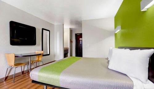 Deluxe King Room - Non-Smoking