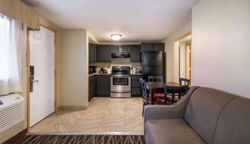 Queen Suite with Sofa Bed