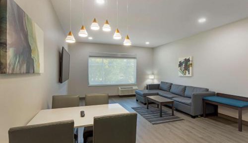 One-Bedroom Queen Apartment with Larger Room - Non-Smoking 