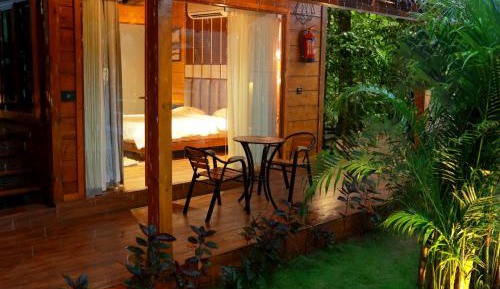 Deluxe Room (2 Adults + 1 Child)