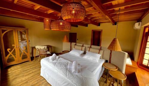 Deluxe Suite with Bathtub