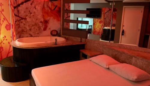 Deluxe Suite with Spa Bath