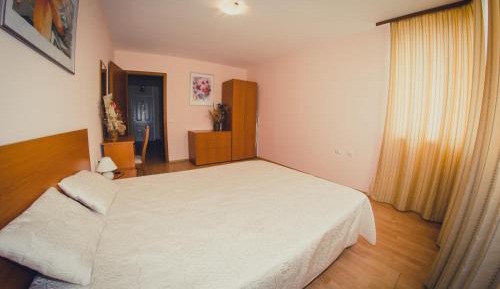 One-Bedroom Apartment with Balcony (4 Adults)