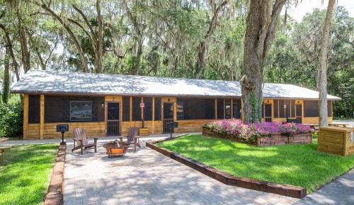 King Suite with Pool View