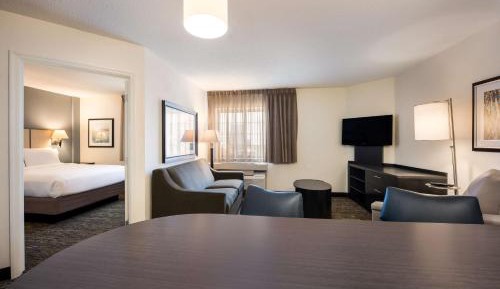 One-Bedroom Queen Suite with Bathtub - Mobility Accessible