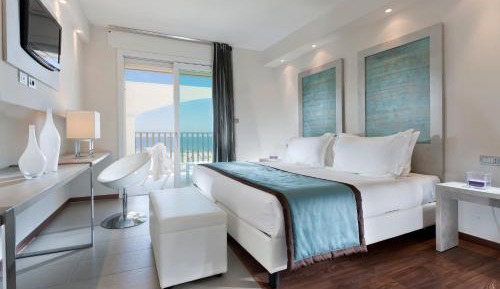 Beachfront Superior Room with balcony and pool access