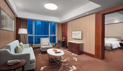 Deluxe King Suite - Non-Smoking