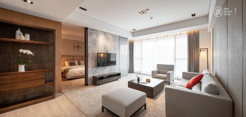 Deluxe Suite with Balcony and Hot Spring