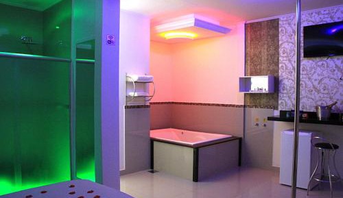 Deluxe Suite with Spa Bath