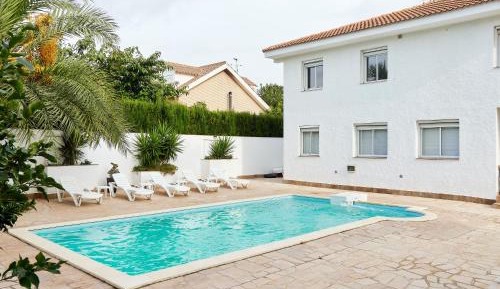 Villa with Garden View