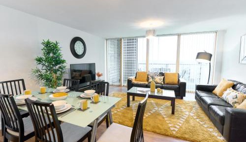 Deluxe Three-Bedroom Apartment