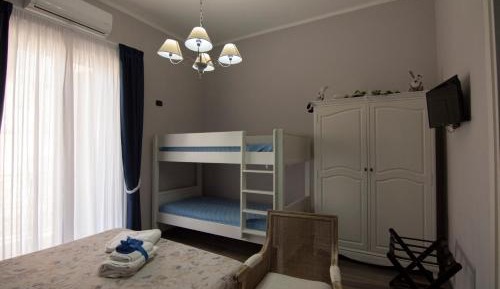 Quadruple Room with Private Bathroom