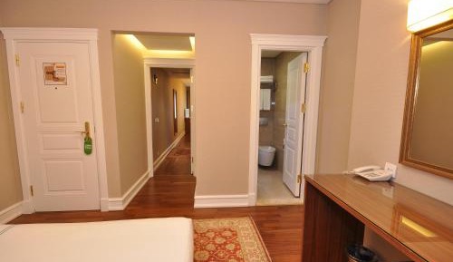 Connected Family Room (3 Adults + 1 Child)