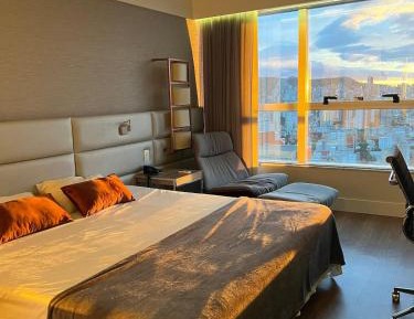 Apartment with Mountain View