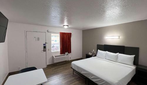 Deluxe King Room - Non-Smoking