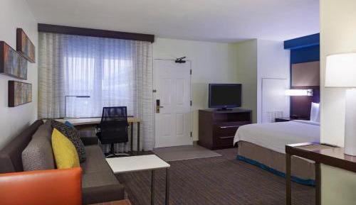 Queen Studio with Sofa bed and Courtyard view