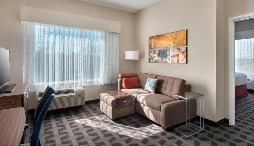 One-Bedroom Queen Suite