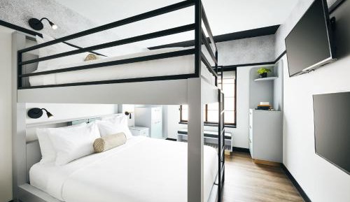 Guest room with 2 Queen bunk