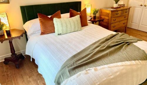 Deluxe Queen Suite