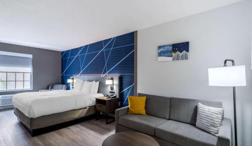 King Suite - Non Smoking/Upper Floor