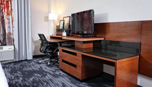 King Room with Adapted Tub - Mobility and Hearing Accessible