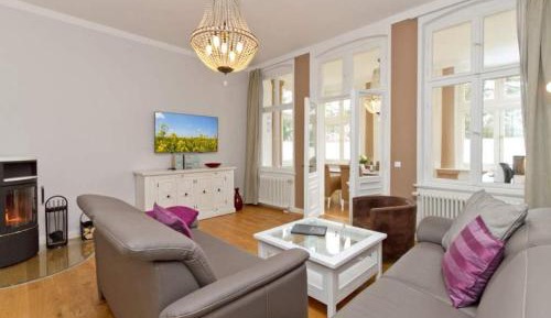 Three-Bedroom Apartment with Shower