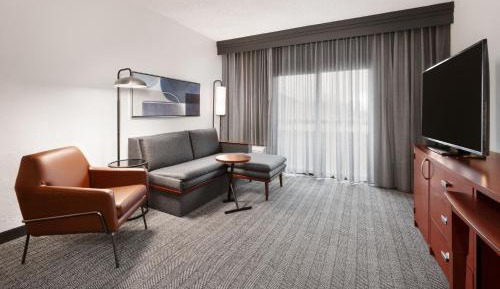 One-Bedroom King Suite with Balcony and Tub - Hearing Accessible