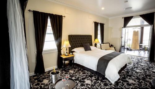 Deluxe Queen Room with Balcony (no pets)