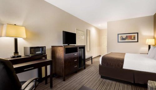 King Room with One King Bed - Mobility Accessible/Non-Smoking