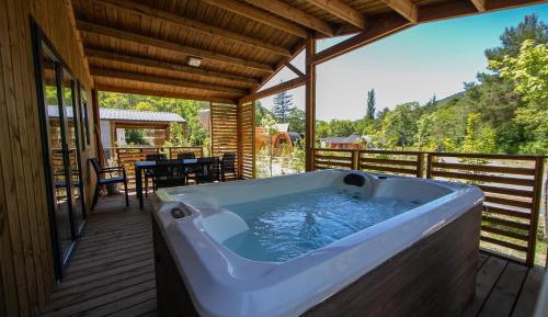 Three-Bedroom Chalet with Spa Bath (6 Adults)