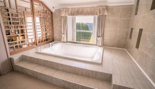 Honeymoon Suite