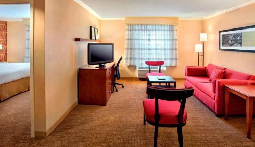 One-Bedroom King Suite with Tub - Mobility Accessible