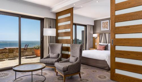 Deluxe King Suite with Lagoon View