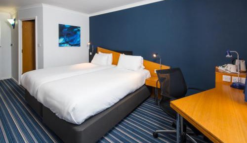Standard Twin Room with Free Hot Breakfast