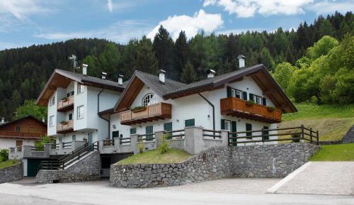 Apartment with Mountain View